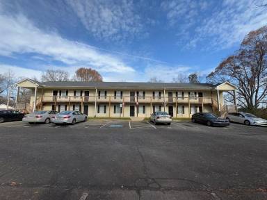 Main picture of 320 Hamilton Dr NE