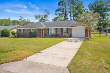 Main picture of 210 Pine Grove Dr