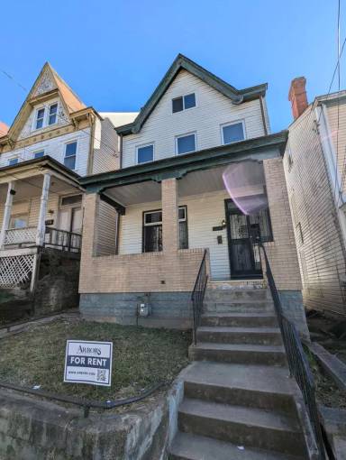 Main picture of 225 W Burgess St