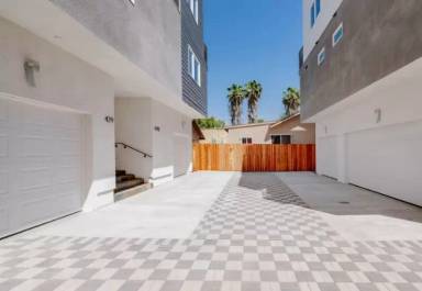 Main picture of 427 1/2 N Heliotrope Dr