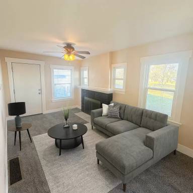 Main picture of 2216 N Oak St