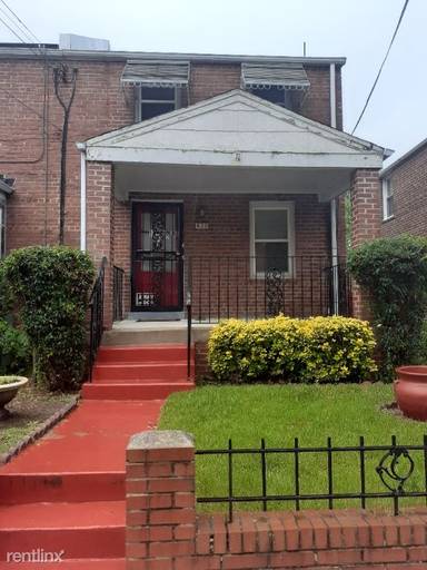 Main picture of 632 Emerson St NE