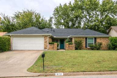 Main picture of 613 N Riverside Dr