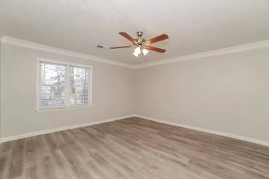 Main picture of 5690 Roundelay Way