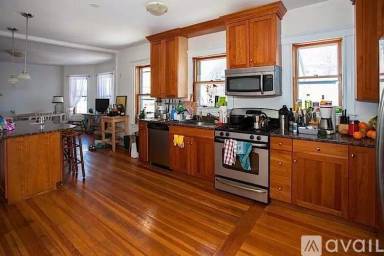 Main picture of 32 Hawthorne St