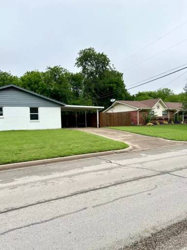 Main picture of 329 SE Robert St
