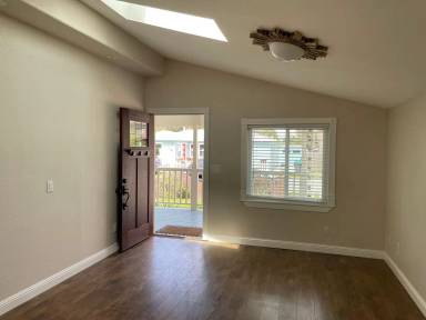 Main picture of 855 Maple St