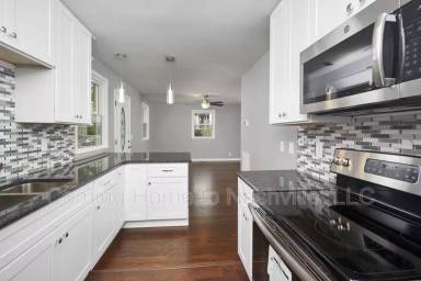 Main picture of 892 Montrose Ave