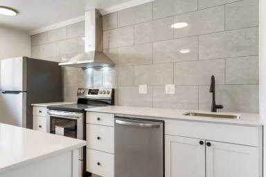 Main picture of 2510 E 7th St