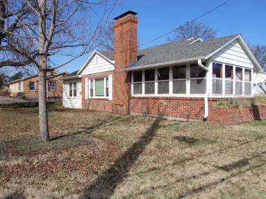 Main picture of 1601 W Broadway