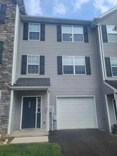 Main picture of 215 Crown Ct