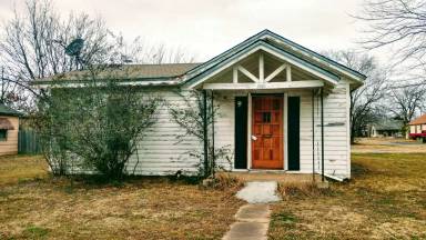 Main picture of 224 E 8th St