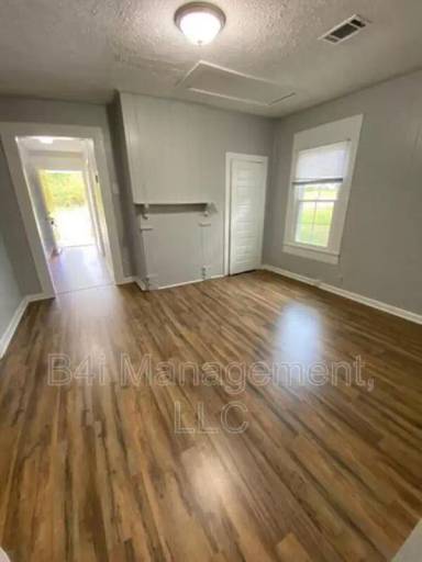 Main picture of 110 W Mitchell St