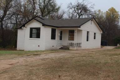 Main picture of 2056 NE 30th St