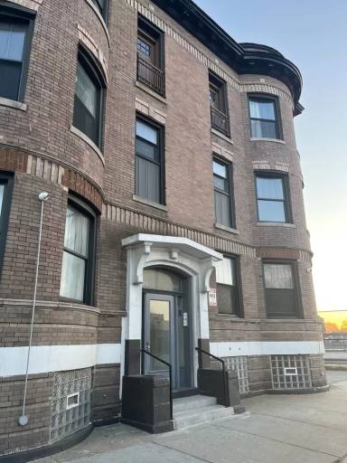 Main picture of 139 W Marquette Rd