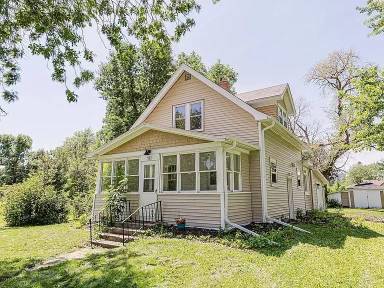 Main picture of 216 1st St SE