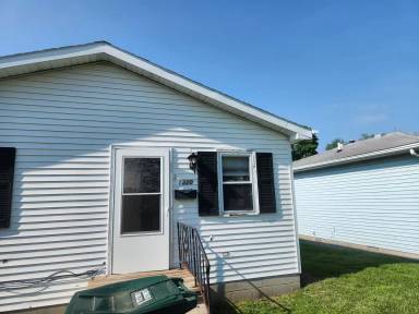 Main picture of 1320 E Adams St