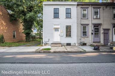 Main picture of 137 E Pomfret St