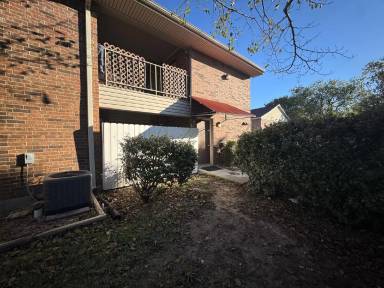 Main picture of 105 S 5th St