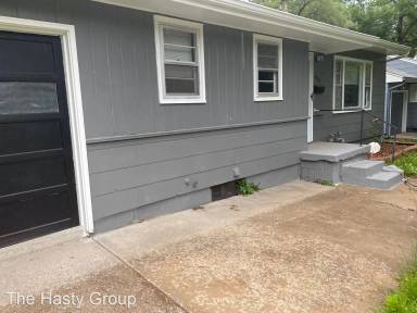 Main picture of 2916 S Hedges Ave
