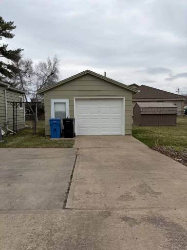Main picture of 100 W 40th St