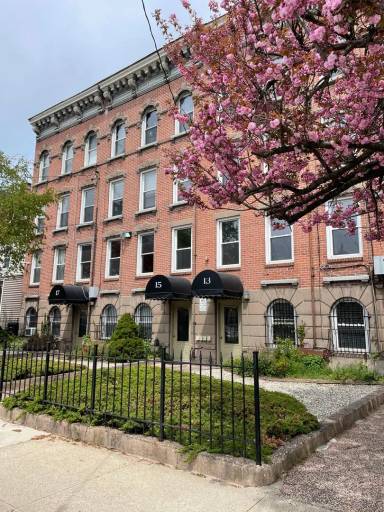 Main picture of 17 Clark St