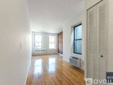 Main picture of 246 W 22nd St