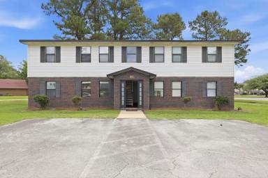 Main picture of 100 Ravenwood Dr