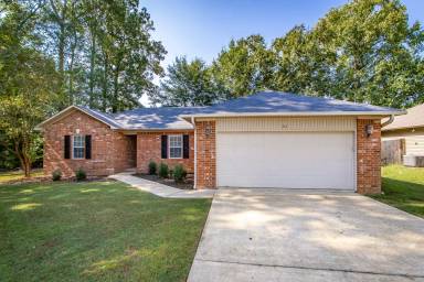 Main picture of 11 Newcastle Dr