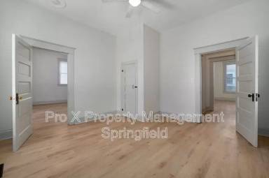 Main picture of 214 W Madison St