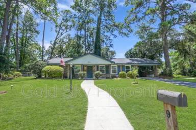 Main picture of 9 Hillyer Dr