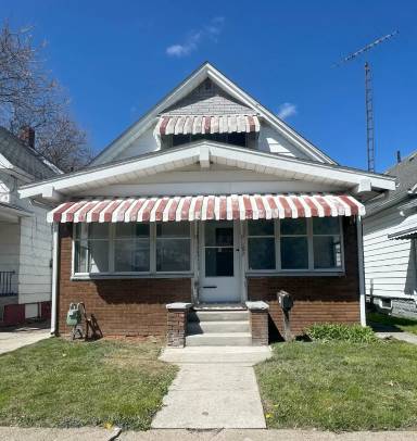 Main picture of 53 E Lake St