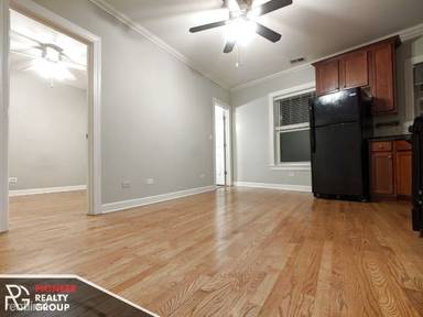 Main picture of 628-34 W Roscoe St