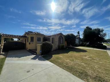 Main picture of 3630 W 60th St