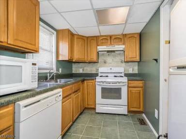 Main picture of 96 Carlton St