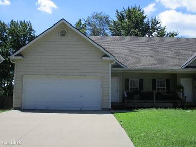 Main picture of 105 NE Maggie Ave