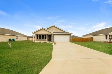 Main picture of 100 Cora Rd
