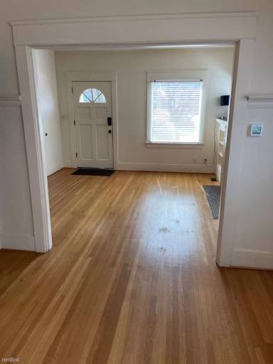 Main picture of 812 NE 70th St