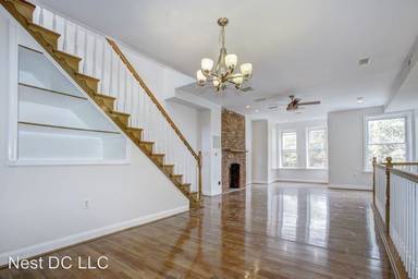 Main picture of 1017 Monroe St NW