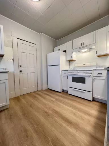 Main picture of 140 E Henry St