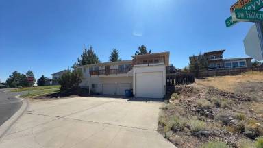 Main picture of 3405 SW Hillcrest Dr