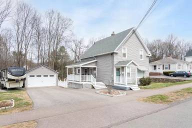 Main picture of 16 Cedar St