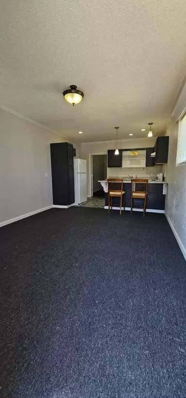 Main picture of 400 Saxon St