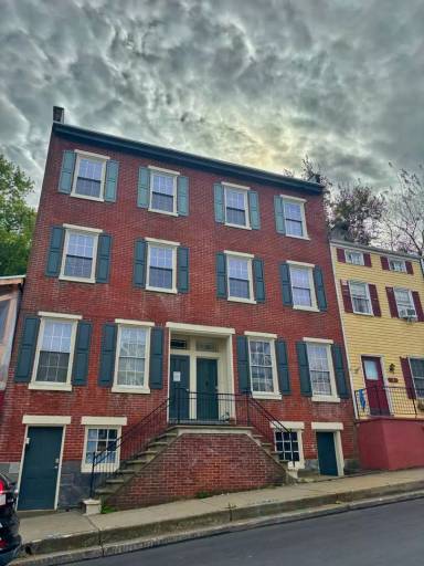 Main picture of 520 Ferry St