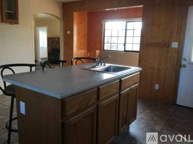 Main picture of 1680 Victor Blvd