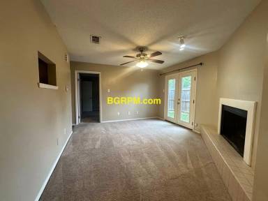 Main picture of 402 Shadow Oaks Dr