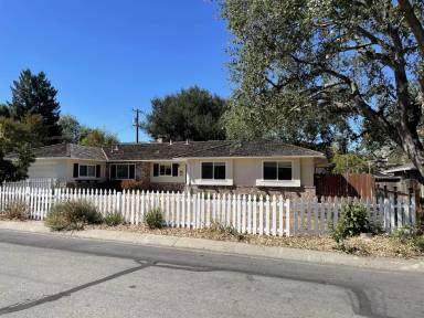 Main picture of 2048 Louise Ln