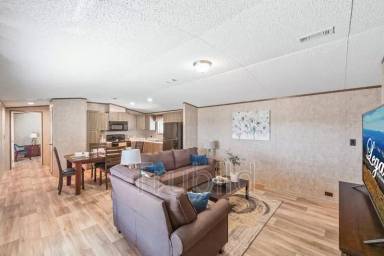 Main picture of 140 Lakeside Ln