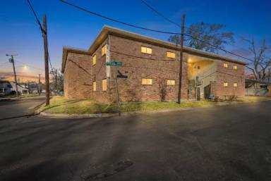 Main picture of 901 Raquet St