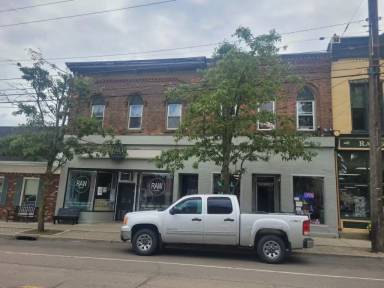 Main picture of 121 Main St
